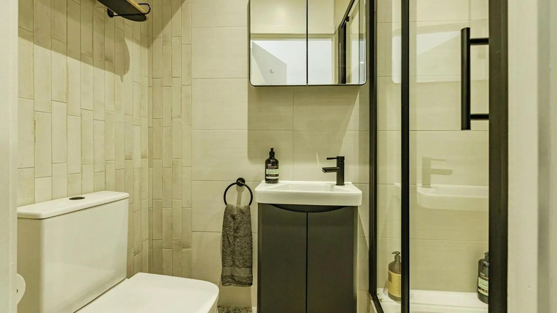 New Stylish 2 Bed 2 Bathrooms Flat Next To Canal London