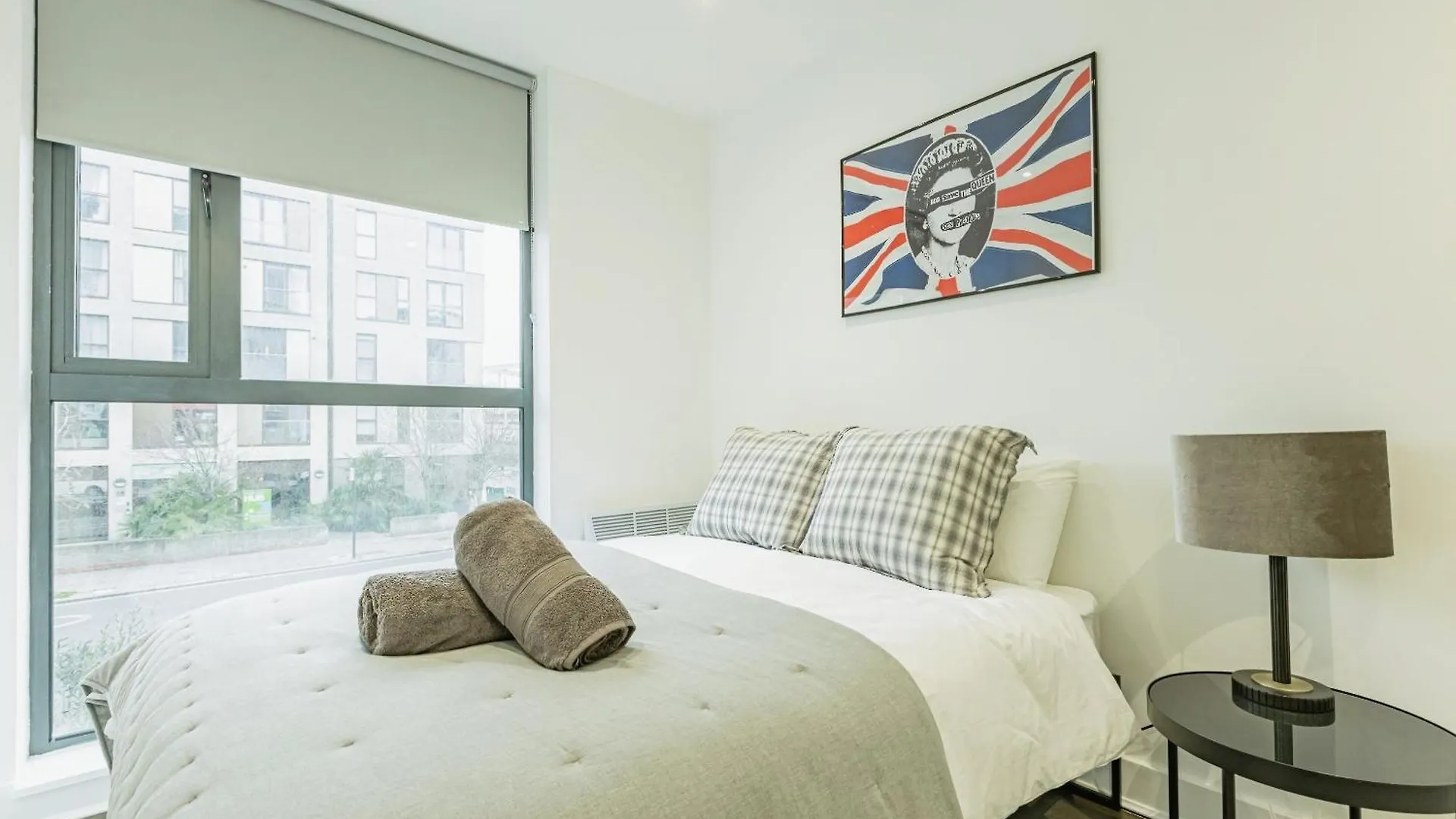 New Stylish 2 Bed 2 Bathrooms Flat Next To Canal Londen